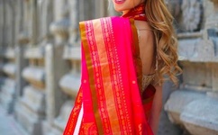 用牙齿轻吸咬小豆